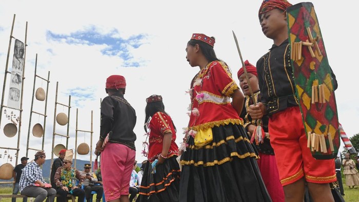 Penampilan Seni Budaya Ramaikan Festival Tampolore di Poso Sejumlah anak memainkan Tari Dulo atau tari penyambutan pada pembukaan Festival Tampolore di Desa Hanggira, Lore Tengah, Poso, Sulawesi Tengah, Jumat (28/6/2024). Festival ketiga yang digelar Relawan Orang dan Alam (ROA) didukung Dinas Parekraf Sulteng dan Poso itu menampilkan aneka atraksi seni budaya, kuliner dan produk kerajinan khas setempat, juga mempromosikan sebagai Negeri 1000 Megalit yang berlangsung hingga Minggu (30/6). ANTARA FOTO/Basri Marzuki/Spt.