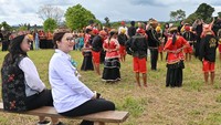 Bupati Poso Verna Gladies Inkiriwang (kanan) bersama Kadis Parekraf Sulteng Diah Agustinignsih (kiri) menyaksikan sejumlah anak memainkan Tari Dulo atau tari penyambutan pada pembukaan Festival Tampolore di Desa Hanggira, Lore Tengah, Poso, Sulawesi Tengah, Jumat (28/6/2024).