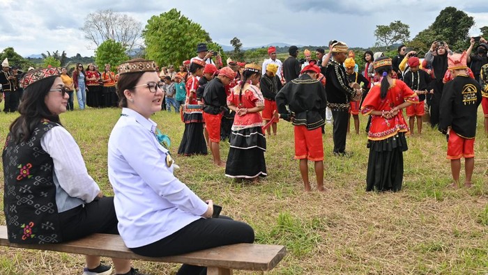Penampilan Seni Budaya Ramaikan Festival Tampolore di Poso Sejumlah anak memainkan Tari Dulo atau tari penyambutan pada pembukaan Festival Tampolore di Desa Hanggira, Lore Tengah, Poso, Sulawesi Tengah, Jumat (28/6/2024). Festival ketiga yang digelar Relawan Orang dan Alam (ROA) didukung Dinas Parekraf Sulteng dan Poso itu menampilkan aneka atraksi seni budaya, kuliner dan produk kerajinan khas setempat, juga mempromosikan sebagai Negeri 1000 Megalit yang berlangsung hingga Minggu (30/6). ANTARA FOTO/Basri Marzuki/Spt.