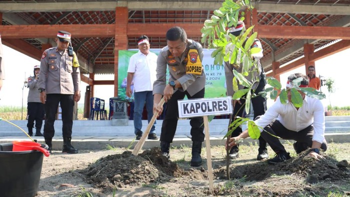 Penanaman bibit buah oleh jajaran Polres Mojokerto.