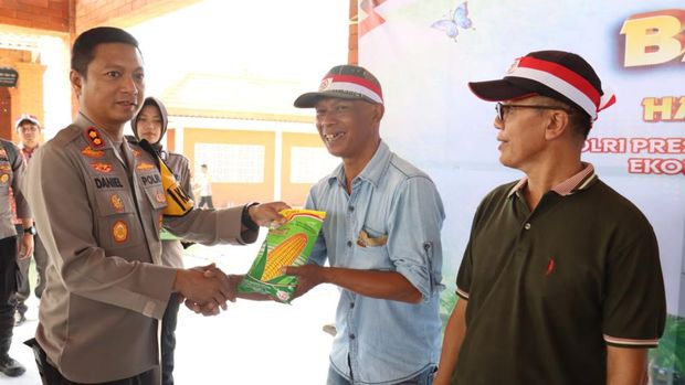 Penanaman bibit buah oleh jajaran Polres Mojokerto.