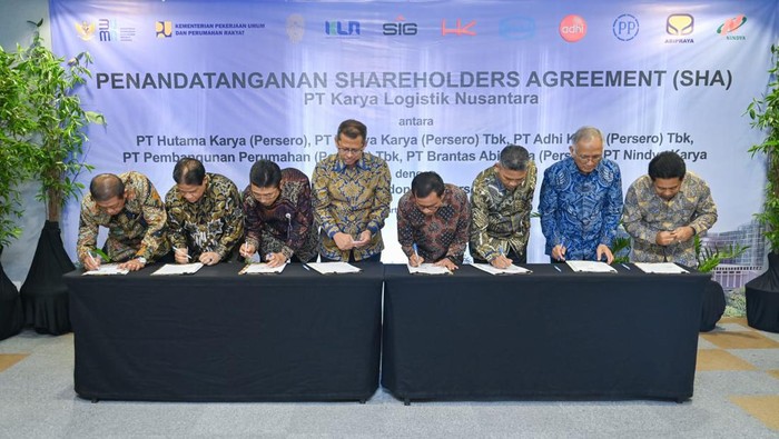 Penandatanganan Amandemen dan Pernyataan Kembali Perjanjian Antar Pemegang Saham KLN oleh Direktur Utama SIG, Donny Arsal dan Direktur Utama KLN, Fery Hendriyanto beserta enam pemegang saham KLN.