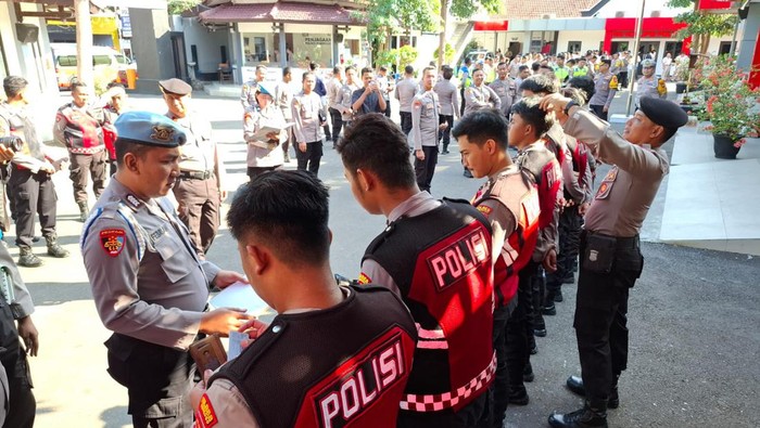 Pengecekan kedisiplinan anggota Polres Ponorogo