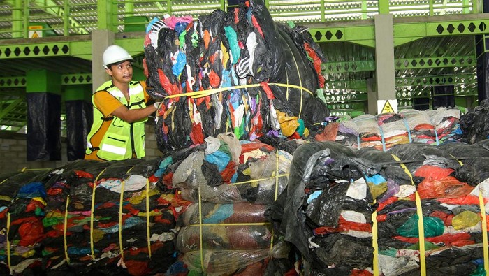 Pengolahan Sampah di TPS Balak Banyuwangi Pekerja menata sampah plastik yang sudah terpilah di Tempat Pembuangan Sampah Terpadu Reduce Reuse Recycle (TPS 3R) Balak, Banyuwangi, Jawa Timur, Kamis (27/6/2024). TPS 3R Balak yang mulai beroperasi tahun 2022 itu memiliki kapasitas 80 ton per hari dengan target dapat mengurangi 3.500 ton CO2 untuk turut serta mencegah perubahan iklim. ANTARA FOTO/Budi Candra Setya/aww.