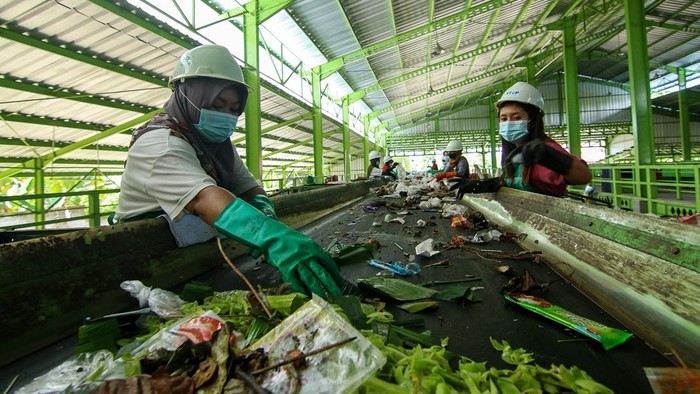 Pengolahan Sampah di TPS Balak Banyuwangi Pekerja menata sampah plastik yang sudah terpilah di Tempat Pembuangan Sampah Terpadu Reduce Reuse Recycle (TPS 3R) Balak, Banyuwangi, Jawa Timur, Kamis (27/6/2024). TPS 3R Balak yang mulai beroperasi tahun 2022 itu memiliki kapasitas 80 ton per hari dengan target dapat mengurangi 3.500 ton CO2 untuk turut serta mencegah perubahan iklim. ANTARA FOTO/Budi Candra Setya/aww.
