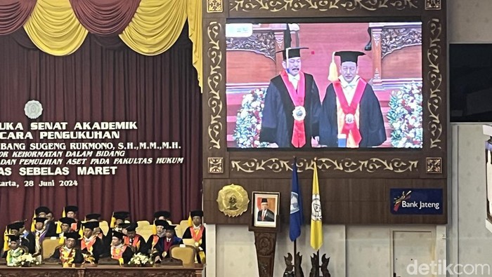 Pengukuhan Guru Besar Kehormatan UNS Jaksa Agung Muda Bambang Suryo Rukmono di UNS, Solo, Jumat (28/6/2024).