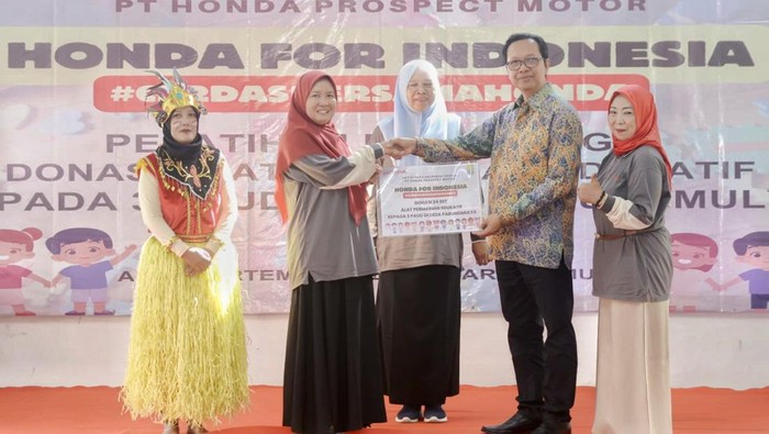 Perwakilan PT HPM saat menyerahkan bantuan CSR kepada Disdikpora Karawang
