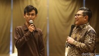 Pemimpin Redaksi detikcom, Alfito Deannova berdialog dengan salah satu peserta magang merdeka.
