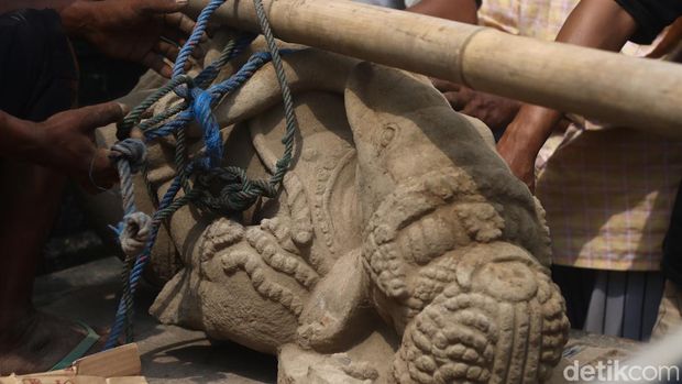 Petugas BPK Wilayah X mengevakuasi arca Ganesha yang ditemukan warga di Dusun Sayidan, Sumberadi, Mlati, Sleman, DIY, Jumat (28/6/2024).