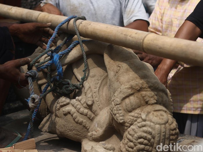 Petugas BPK Wilayah X mengevakuasi arca Ganesha yang ditemukan warga di Dusun Sayidan, Sumberadi, Mlati, Sleman, DIY, Jumat (28/6/2024).