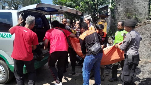 Petugas mengevakuasi jenazah buruh bangunan yang tewas di tertimbun tanah proyek di Desa Banjar Anyar, Kecamatan Kediri, Tabanan. (Dok. Polsek Kediri)