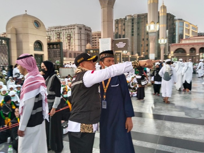 Petugas PPIH di pos sektor khusus Masjid Nabawi