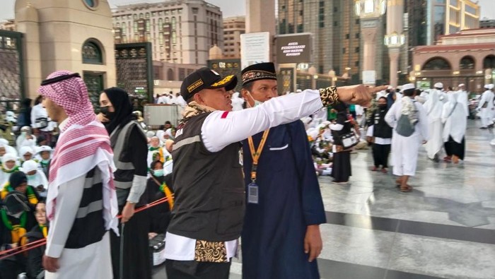 Petugas PPIH di pos sektor khusus Masjid Nabawi