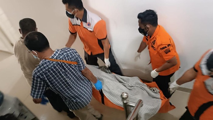 Petugas saat mengevakuasi jasad korban. (Dok. Polres Pematangsiantar)