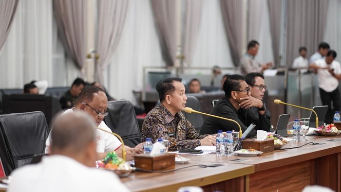 Pj Gubsu Agus Fatoni memimpin rapat membahas PON bersama Kemenpora dan KONI Pusat