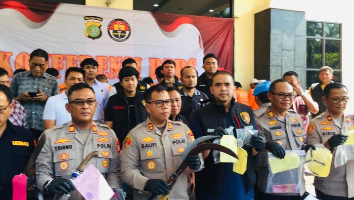 Polisi menangkap perampok yang melukai emak-emak di Cikarang, Bekasi.