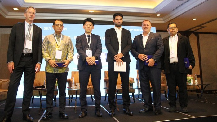 Potensi Industri Penerbangan Non-Airline Pasca Asian Sky Forum 2024 Tekad Pelaku Industri Penerbangan Non-Airline Pasca Asian Sky Forum 2024 : Kiri ke kanan. Moderator Asian Sky Group Jeffrey C Lowe, Ministry of Transportation Novyanto Widadi, Regent Represented by Jalux Inc Ippei Okamura, CEO Susi Air Geoffrey Meysonnier, Perwakilan SGI Helicopter Paul Doxey, Perwakilan Vela Prima Nusantara Rejeki Simanjorong berbincang usai menjadi pembicara dalam Asian Sky Forum: Business Aviation 2024, di Jakarta, Kamis (27/6/2024).