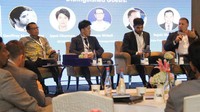 Tekad Pelaku Industri Penerbangan Non-Airline Pasca Asian Sky Forum 2024 : Kiri ke kanan. Moderator Asian Sky Group Jeffrey C Lowe, Ministry of Transportation Novyanto Widadi, Regent Represented  by Jalux Inc Ippei Okamura, CEO Susi Air Geoffrey Meysonnier, Perwakilan SGI Helicopter Paul Doxey, Perwakilan Vela Prima Nusantara Rejeki Simanjorong berbincang usai menjadi pembicara dalam Asian Sky Forum: Business Aviation 2024, di Jakarta, Kamis (27/6/2024). 