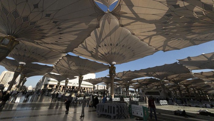 Potret Kemegahan Masjid Nabawi di Madinah Umat Islam berjalan di pelataran Masjid Nabawi, Madinah, Arab Saudi, Kamis (27/6/2024). Masjid Nabawi menjadi salah satu tujuan kaum muslim untuk beribadah dan ziarah setelah melaksanakan rangkaian puncak ibadah haji di Makkah. ANTARA FOTO/Sigid Kurniawan/aww.
