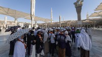 Jemaah haji juga berziarah ke makam Rasulullah SAW yang masih berada di kompleks Masjid Nabawi.