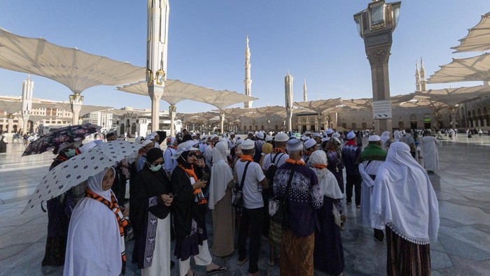 Umat Islam berjalan di pelataran Masjid Nabawi, Madinah, Arab Saudi, Kamis (27/6/2024). Masjid Nabawi menjadi salah satu tujuan kaum muslim untuk beribadah dan ziarah setelah melaksanakan rangkaian puncak ibadah haji di Makkah. ANTARA FOTO/Sigid Kurniawan/aww.
