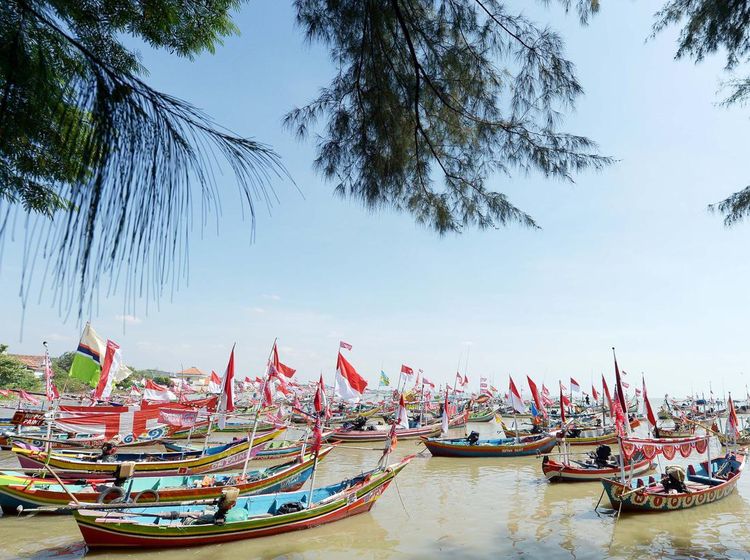 Potret Keseruan Kompetisi Menghias Kapal Nelayan