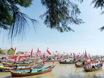 Potret Keseruan Kompetisi Menghias Kapal Nelayan