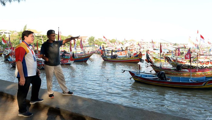Ratusan kapal nelayan yang ada di pantai boom Tuban kini bersolek menjadi lebih indah dan berwarna saat ikut kompetisi menghias kapal. Begini potretnya.