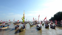 Sebagai negara yang sangat besar dan luas, wilayah geografis Indonesia didominasi dengan perairan dan gugusan pulau sehingga tak ayal negara ini dikenal sebagai negara Maritim dan juga bangsa pelaut. Kekuatan armada laut Indonesia mencapai kejayaannya sejak berabad-abad silam, mulai dari Kerajaan Sriwijaya, Kutai, Singasari, Mataram Kuno, Tarumanegara, hingga Majapahit.
