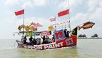 Potret Keseruan Kompetisi Menghias Kapal Nelayan