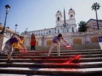 Protes Aktivis Perempuan, Spanish Steps yang Terkenal Disiram Cat Merah