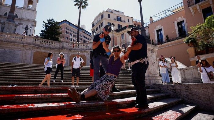 Protes Aktivis Perempuan, Spanish Steps Terkenal Disiram Cat Merah ''Bruciamo tutto'' (Let's burn everything) activists pour red paint on the Spanish Steps to protest against femicides in Rome, Italy, June 26, 2024. REUTERS/Guglielmo Mangiapane
