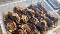 Menu yang ditawarkan di sini tak neko-neko, hanya ada iga bakar dengan menu pelengkap seperti kentang goreng, nasi sampai corn ribs. Foto: detikFood