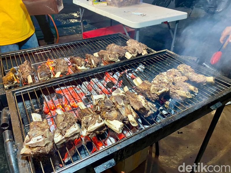 Puas! Makan Iga Bakar Empuk dari Australia di Warung Kaki Lima