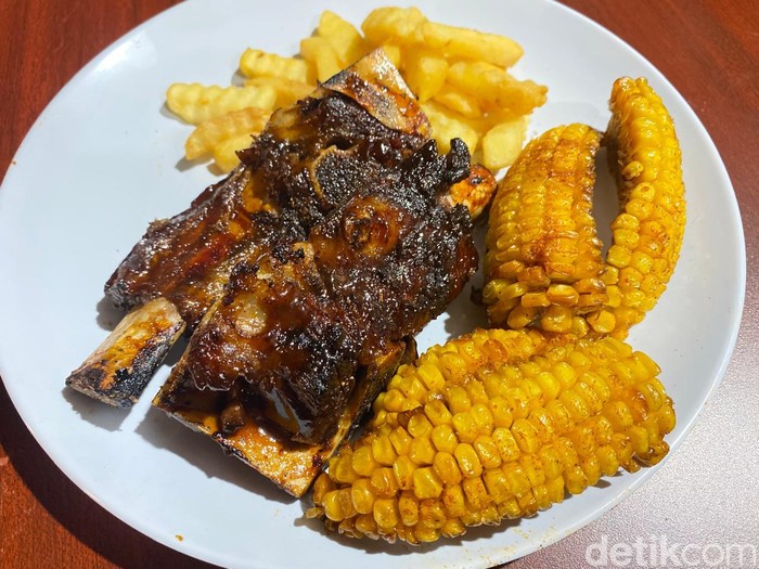 Puas! Makan Iga Bakar Empuk dari Australia di Warung Kaki Lima