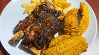 Kamu bisa pesan menu Iga Bakar Bumbu BBQ paket Small harganya Rp79.000. Menu ini berisi dua potong iga, kentang goreng, dan corn ribs. Foto: detikFood