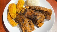 Kalau mau makan iga bakar yang puas dan mengenyangkan, bisa pilih menu ‘Paket Regular (Rp 99.000). Menu ini terdiri dari tiga potong iga Australia. Foto: detikFood