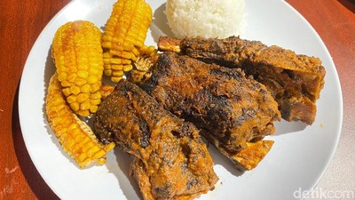 Puas! Makan Iga Bakar Empuk dari Australia di Warung Kaki Lima