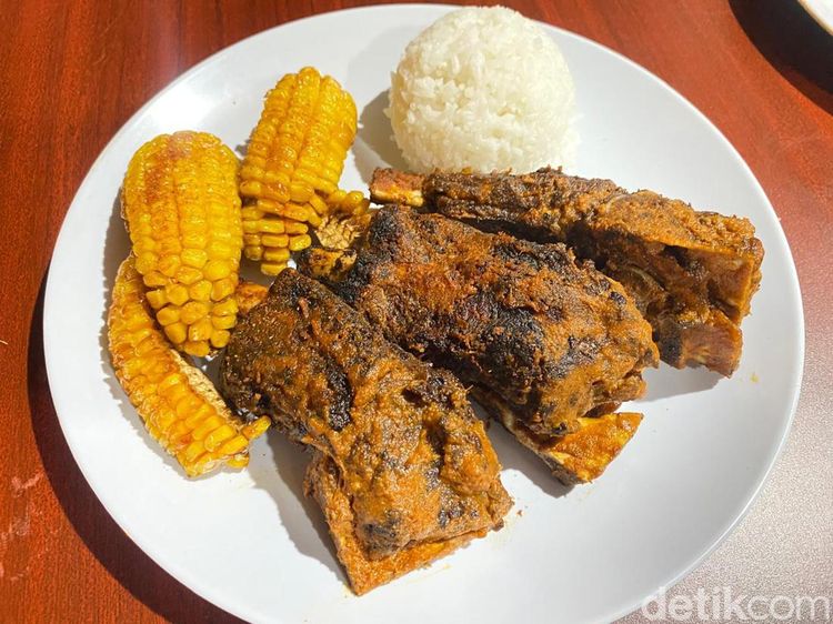 Puas! Makan Iga Bakar Empuk dari Australia di Warung Kaki Lima