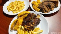 Atu Dua Iga menawarkan paket iga bakar a la carte. Dari harga Rp 65.000 saja untuk dua iga bakar ukuran 300 gram. Semua menu di sini halal.  Foto: detikFood
