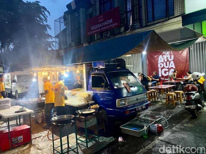 Puas! Makan Iga Bakar Empuk dari Australia di Warung Kaki Lima Puas! Makan Iga Bakar Empuk dari Australia di Warung Kaki Lima