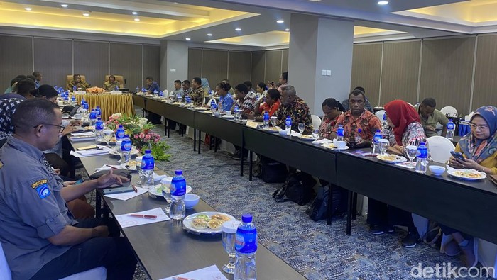 Rapat kemiskinan ekstrem dipimpin Pj Sekda Papua Barat Daya Jhony Way. Juhra Nasir/detikcom