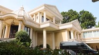 Rumah tersebut dibangun oleh Anang Hermansyah dan Ashanty dengan jerih payah. Dia mengakui awalnya gak mudah untuk melepaskan rumah tersebut. Foto: Tangkapan layar/Youtube FYP Trans7