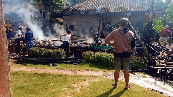 Rumah di Sukabumi hangus terbakar.