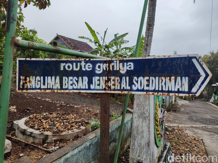 Papan RPS yang berada di seberang Balai Kalurahan Kadisobo, Kalurahan Girimulyo, Kapanewon Panggang, Kabupaten Gunungkidul, yang sudah berubah arah ke JJLS, Jumat (28/6/2024).