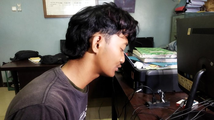 RYM (21) ditangkap polisi karena melakukan pembunuhan pada tetangganya sendiri di Kampung Kalahang, Kelurahan Cigadung, Kecamatan Karangtanjung, Pandeglang, Banten.