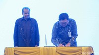 Penandatanganan MoU dilakukan Chairman CT Corp, Chairul Tanjung dan Direktur Utama Bank Mandiri Darmawan Junaidi, Jumat 28 Juni 2024 di Plaza Mandiri, Jakarta.