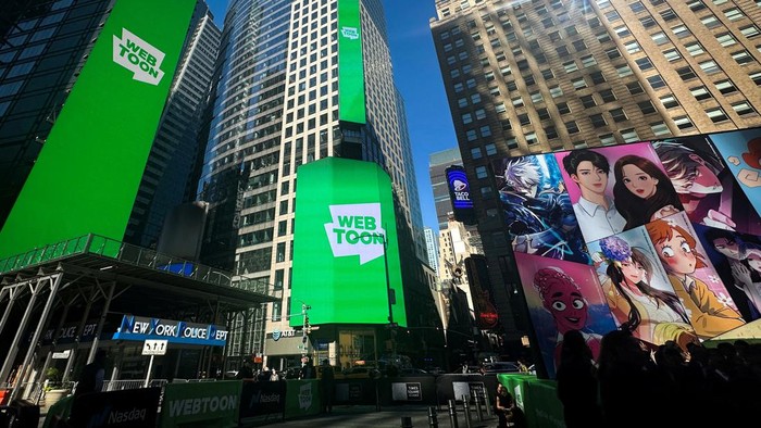 Saham Komik Online Webtoon Melonjak 14 Persen Saat Debut di Nasdaq Graphics for the Online comics platform Webtoon Entertainment are displayed in Times Square as the company holds an IPO at the Nasdaq MarketSite in New York City, U.S., June 27, 2024. REUTERS/Mike Segar