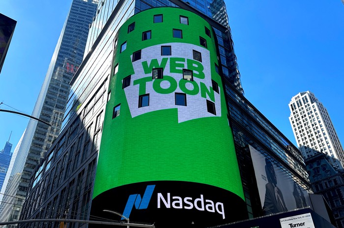 Saham Komik Online Webtoon Melonjak 14 Persen Saat Debut di Nasdaq Graphics for the Online comics platform Webtoon Entertainment are displayed in Times Square as the company holds an IPO at the Nasdaq MarketSite in New York City, U.S., June 27, 2024. REUTERS/Mike Segar