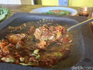 Puas Nyeruit Sambal Asli Lampung yang Pedas Segar di Tempat Ini